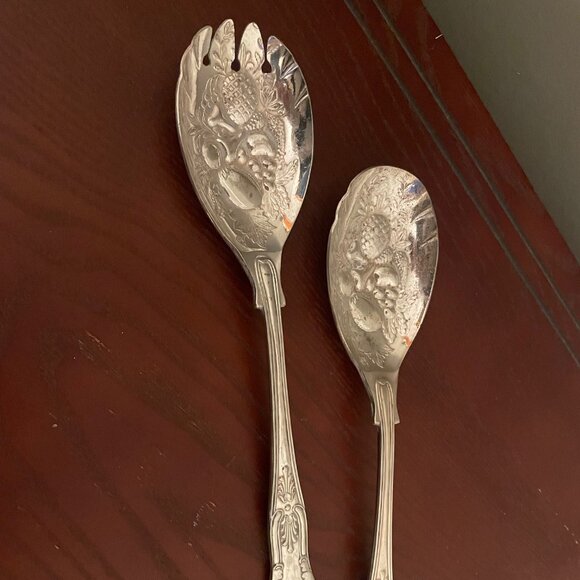 2 Piece Silver-Plated Salad Serving Spoons | Sheffield England Fruit Design - Picture 1 of 4